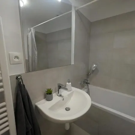 Bratislava, Sadba Family Apartment, Balcony, Free Parking, Airport 1km, Old Town 8km 아파트 브라티슬라바