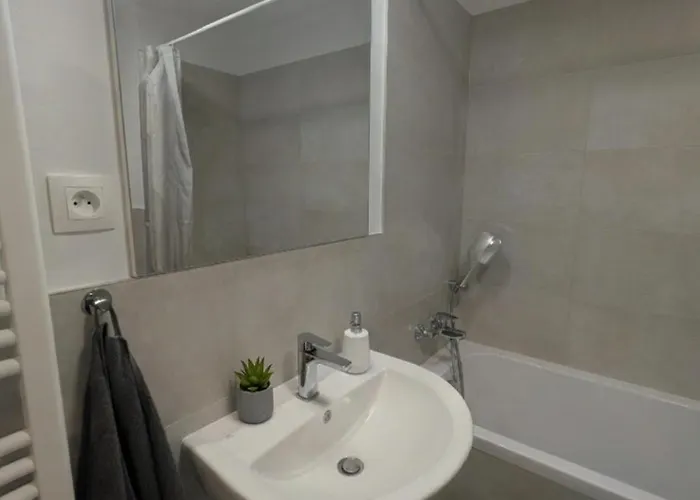 Bratislava, Sadba Family Apartment, Balcony, Free Parking, Airport 1km, Old Town 8km Apartament Bratysława